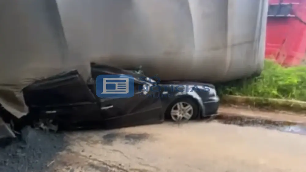 Caminhão carregado de minério tomba sobre carro e mata mulher na BR-262, em São Domingos do Prata