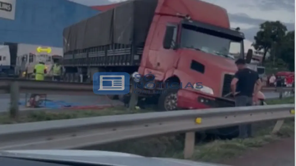 Carreta atravessada interdita parte da pista da BR-040, em Ribeirão das Neves