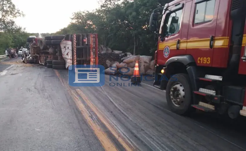 Engavetamento na BR-135 envolve 10 veículos e deixa 16 vítimas em Engenheiro Navarro