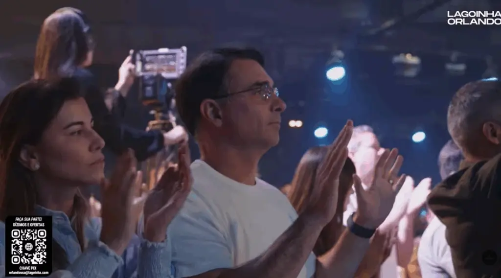 Flávio Bolsonaro participa de culto nos EUA, recebe oração e diz ter sentido “presença de Deus”