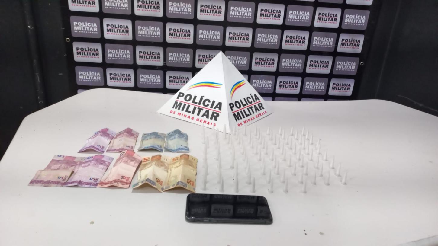 Jovem de 19 anos é preso com quase 100 pinos de cocaína em Itabira