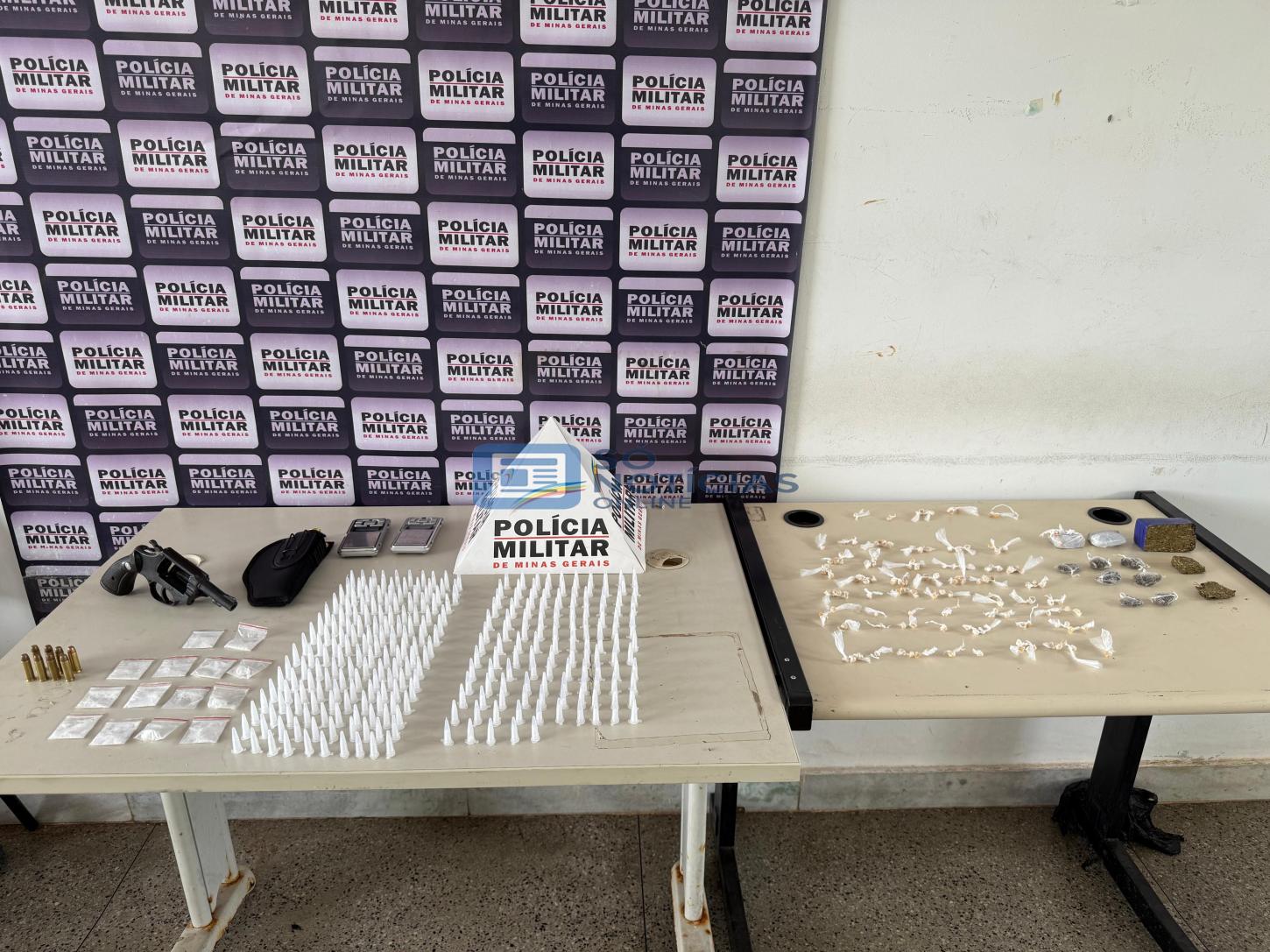 PM faz grande apreensão de drogas e arma de fogo no bairro Fênix, em Itabira