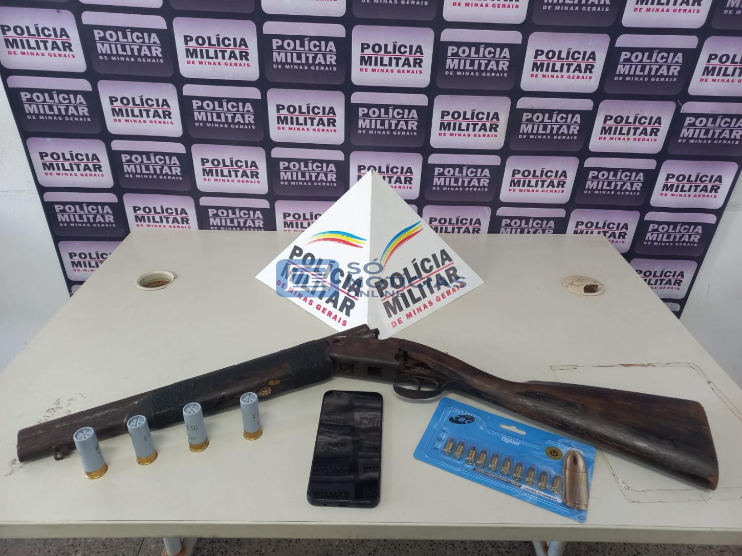 PMMG prende homem com escopeta calibre 12 no bairro Monsenhor José Lopes