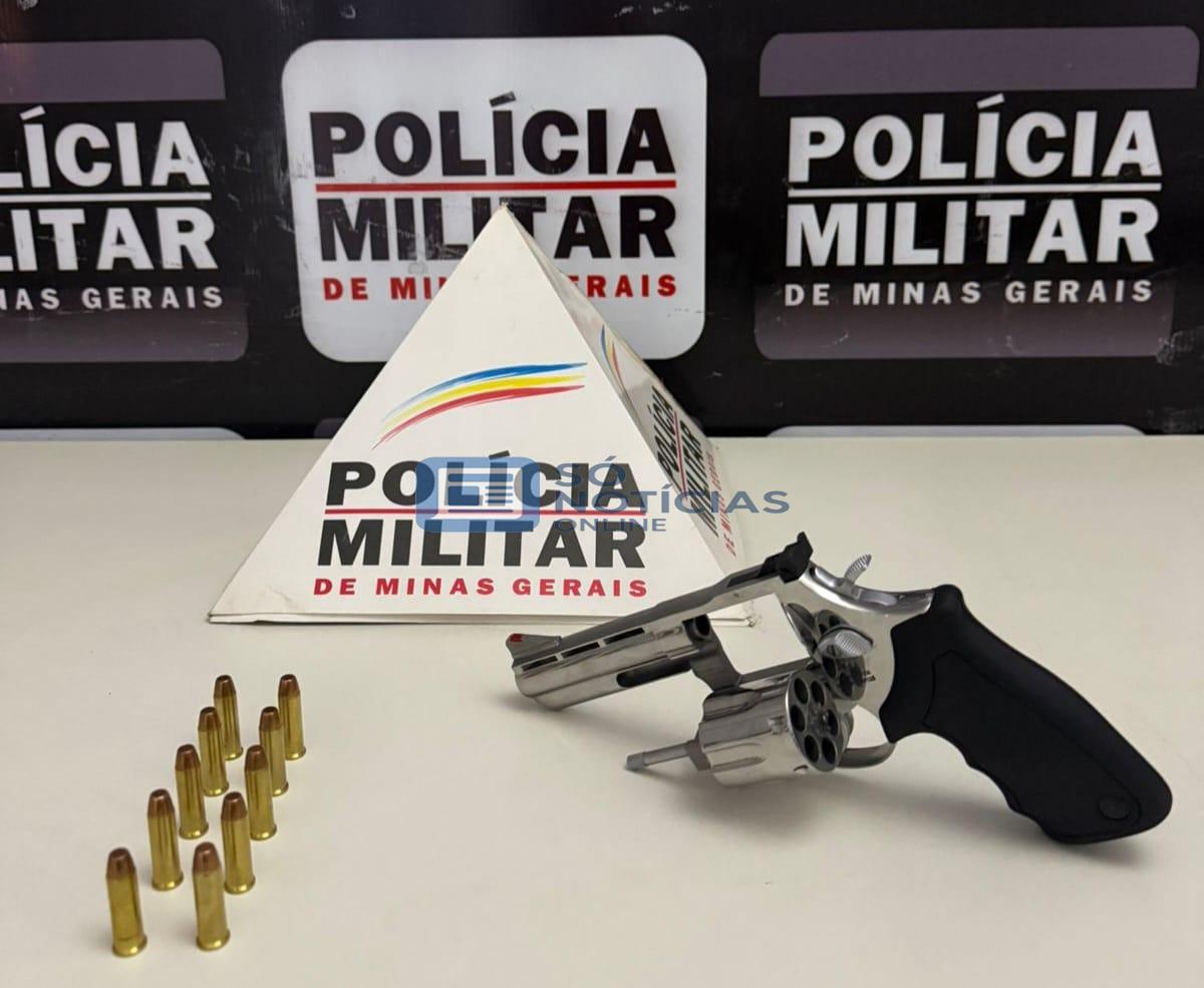 Ponte Nova: Polícia Militar estoura ponto de tráfico, apreende drogas e munição e prende mulher