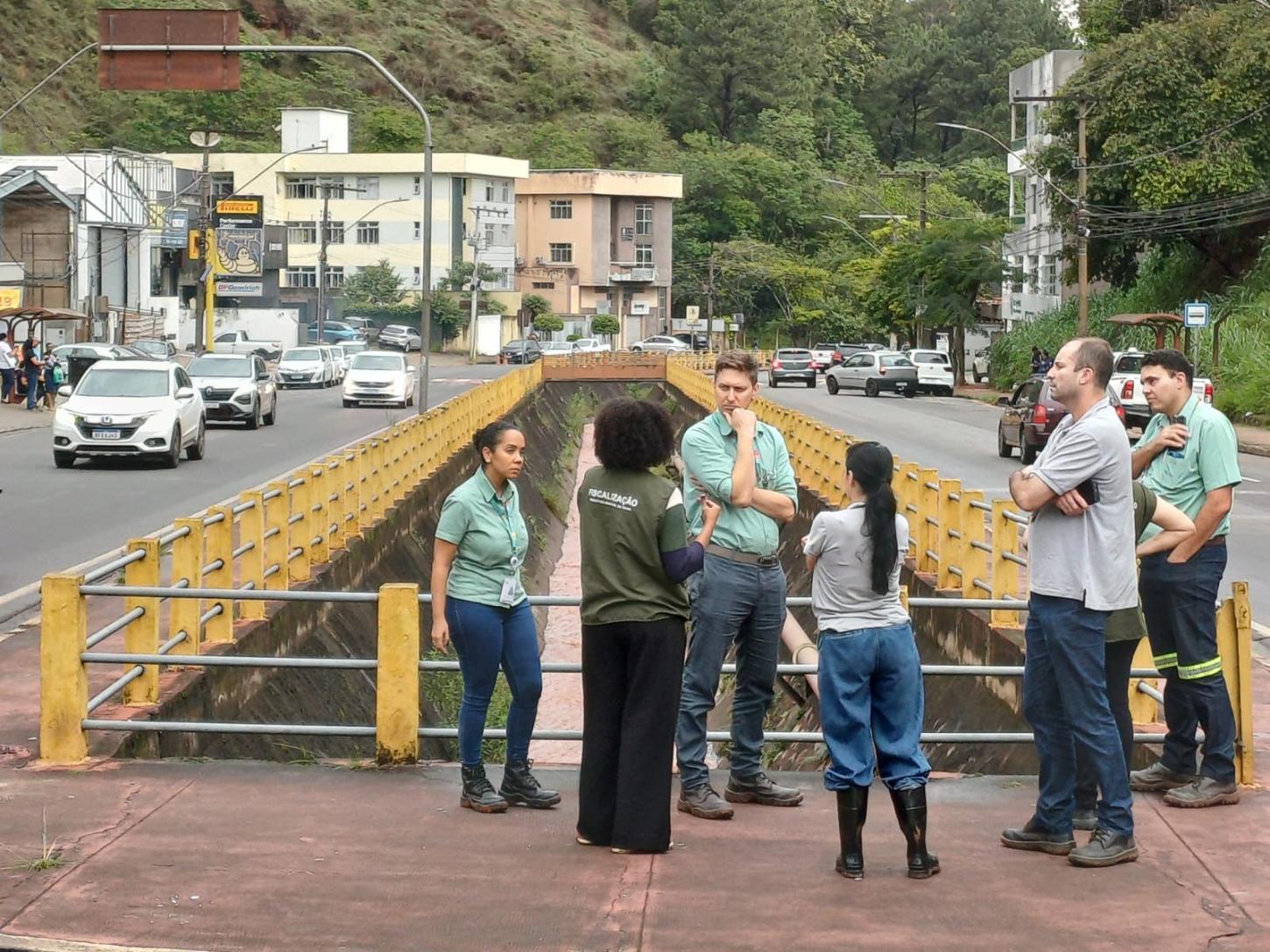 Vazamento de efluentes é identificado no canal da Av. Carlos Drummond, em Itabira; moradores relatam ardência e mau cheiro