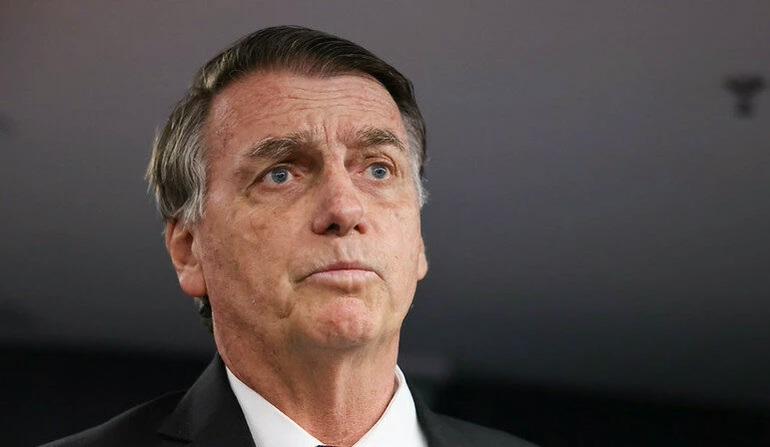 Após queda, Bolsonaro é levado a hospital para realizar exames