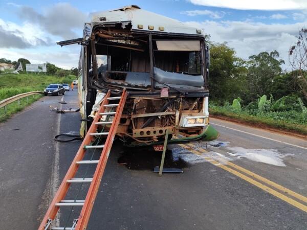 Batida entre ônibus e carreta deixa sete feridos na BR-365, em MG