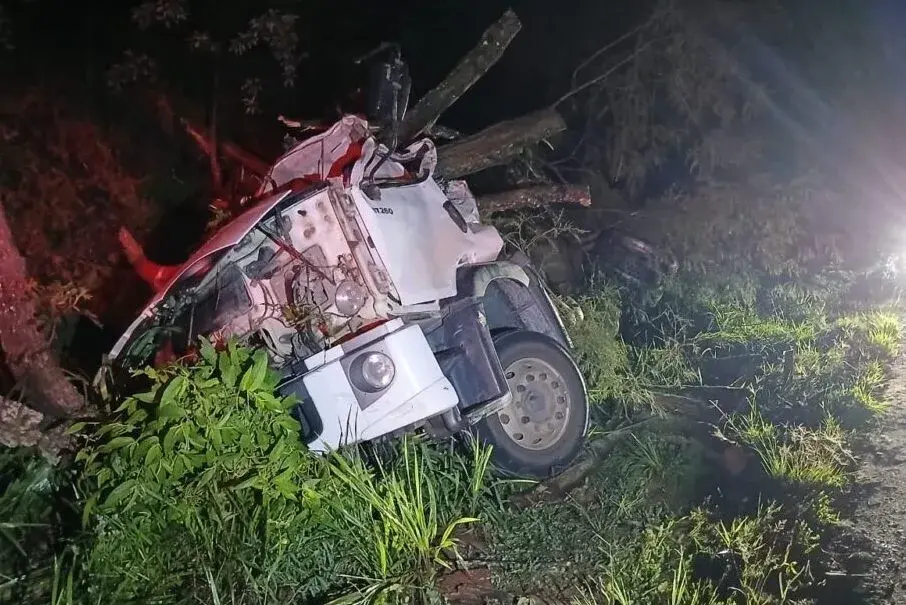 Caminhão-tanque carregado com leite tomba na MG-129 e motorista fica gravemente ferido em Itabira