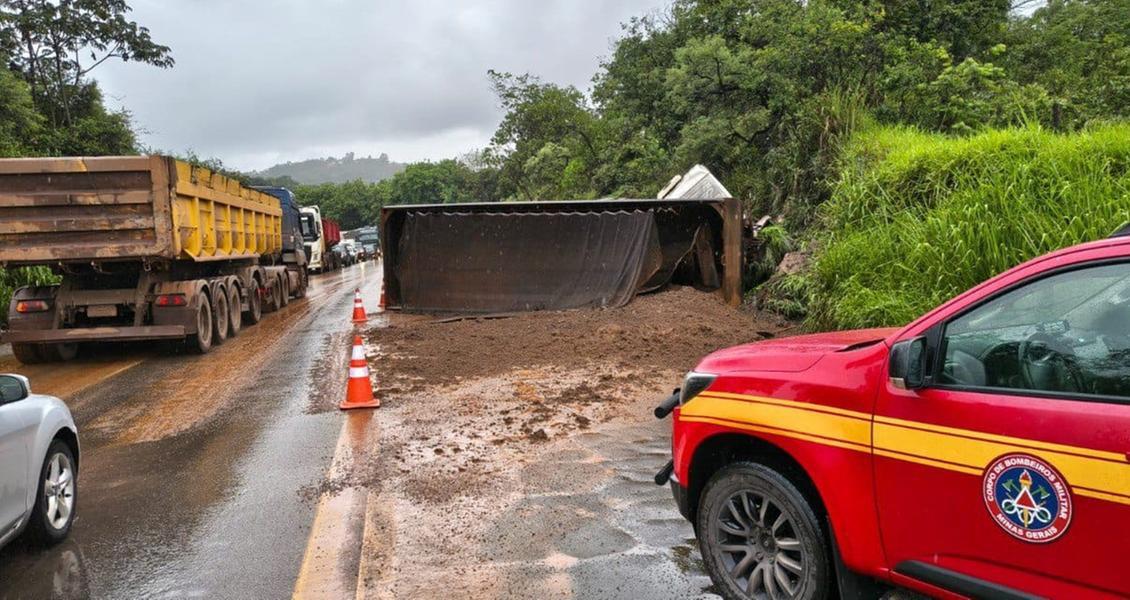 Carreta carregada de terra tomba e interdita pista na BR-381 em Santa Luzia