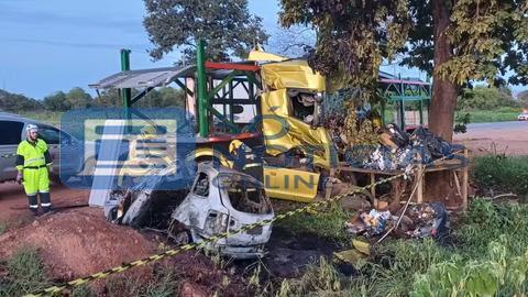 Colisão com carreta-cegonha mata casal e duas crianças em Minas Gerais; carro pegou fogo