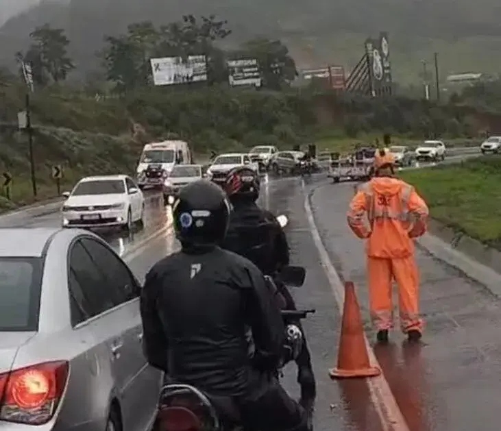 Colisão entre carro e caminhão na BR-381 mobiliza Bombeiros em João Monlevade