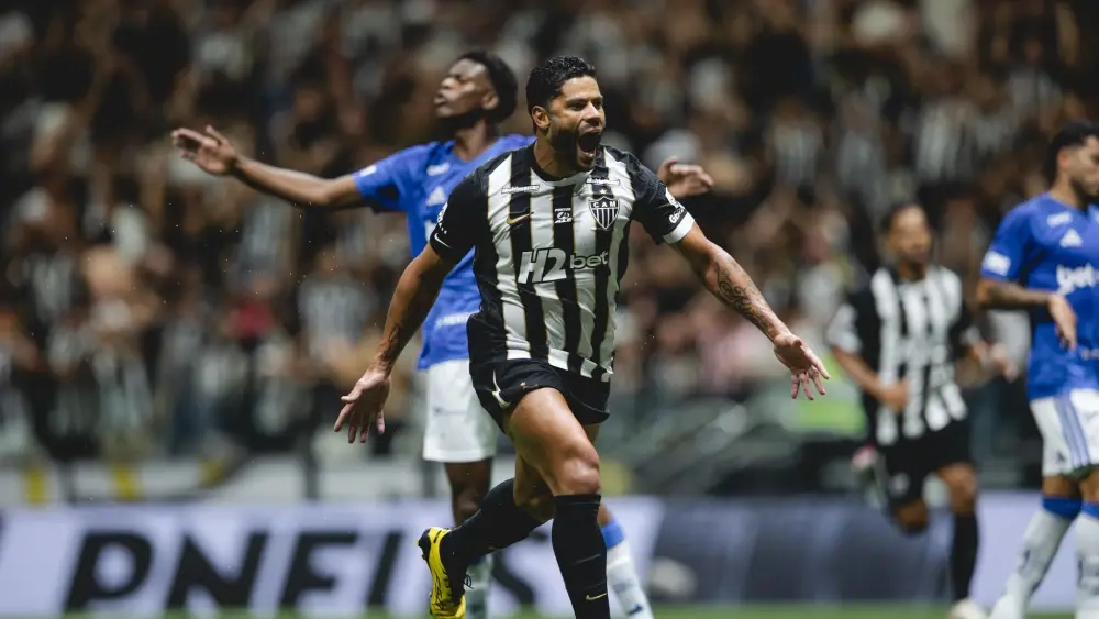Hulk confirma fama de ‘carrasco’, e Atlético vence Cruzeiro de virada pelo Mineiro