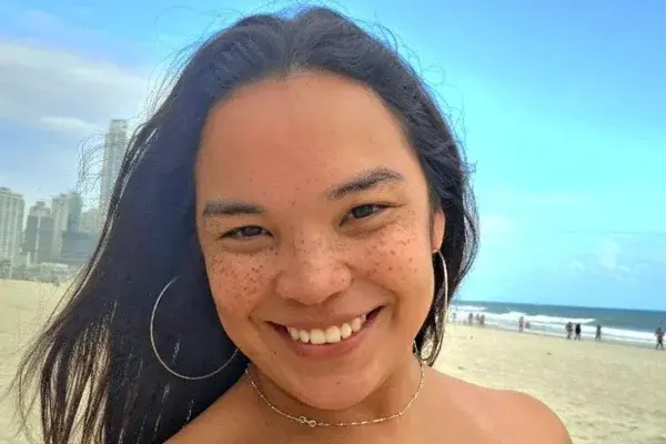 Jovem cai em rodovia e morre após janela de ônibus se soltar