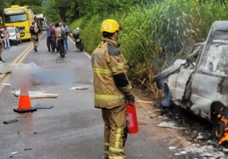 Motorista de carro funerário morre após colisão com caminhão na MG-262, em Mariana