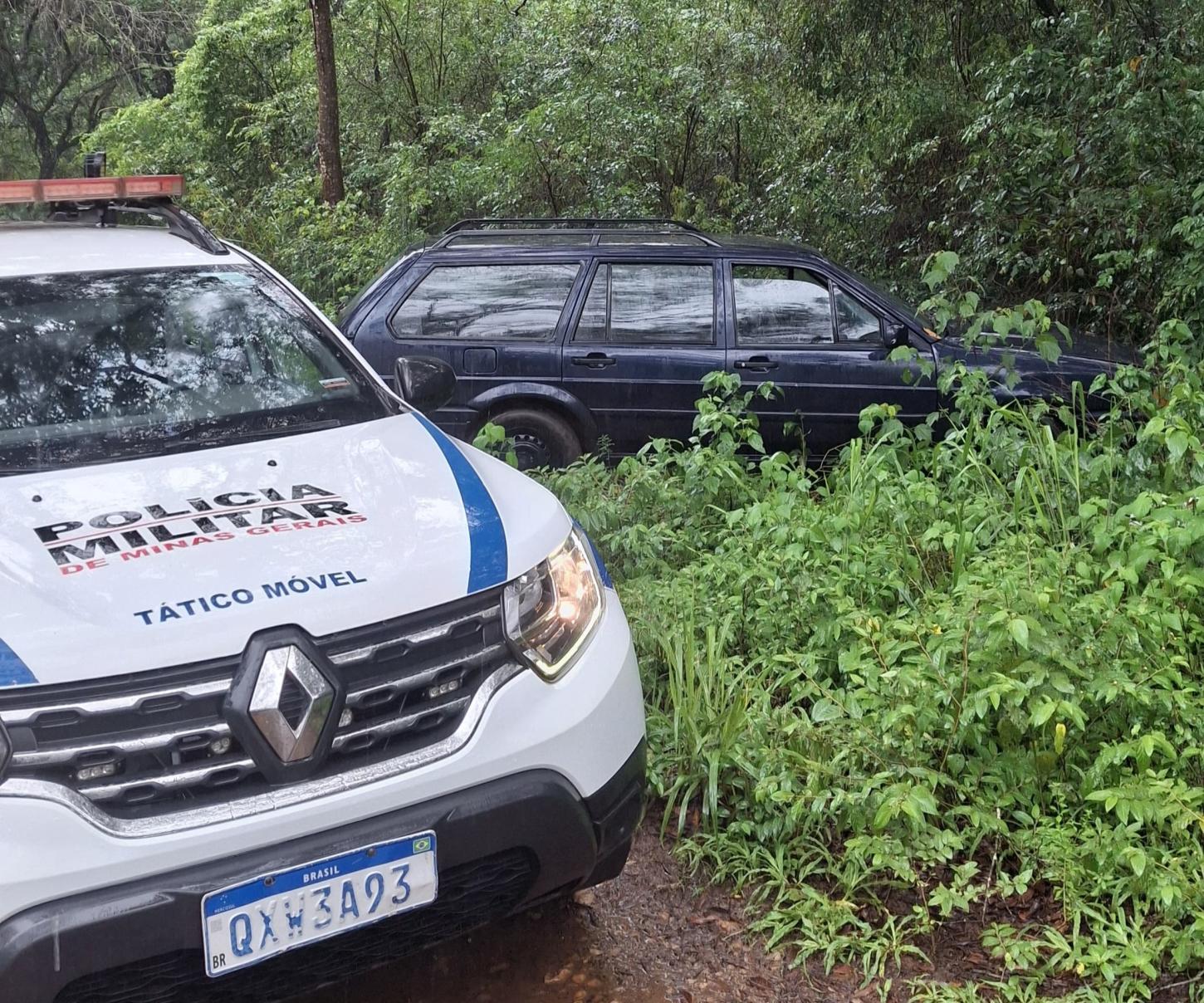 Polícia Militar localiza veículo furtado em área de mata às margens do Rio Santa Bárbara, em João Monlevade