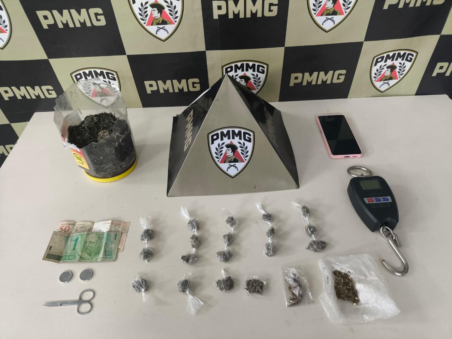 Polícia Militar prende jovem de 20 anos por tráfico de drogas no bairro Sion, em João Monlevade
