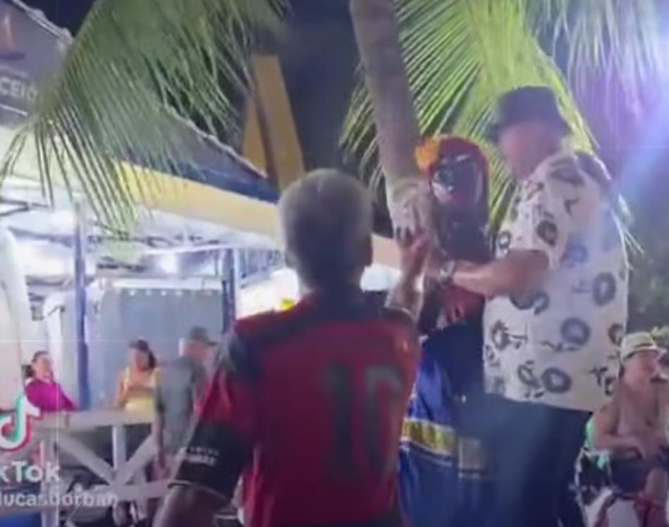 Homem invade apresentação, provoca humorista e leva tapa no rosto; vídeo viraliza