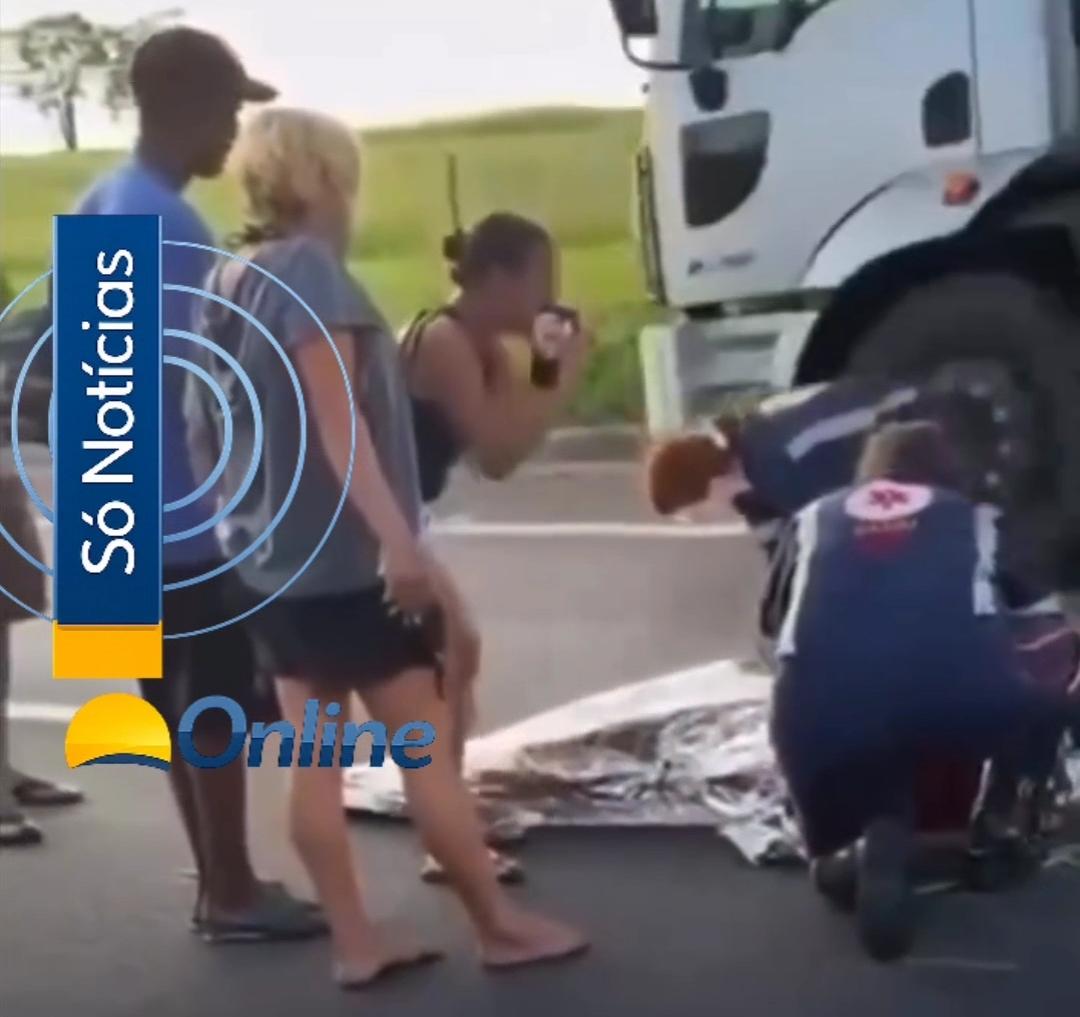 Vídeo mostra mulher sendo dada como morta após atropelamento; testemunhas dizem que ela respirava