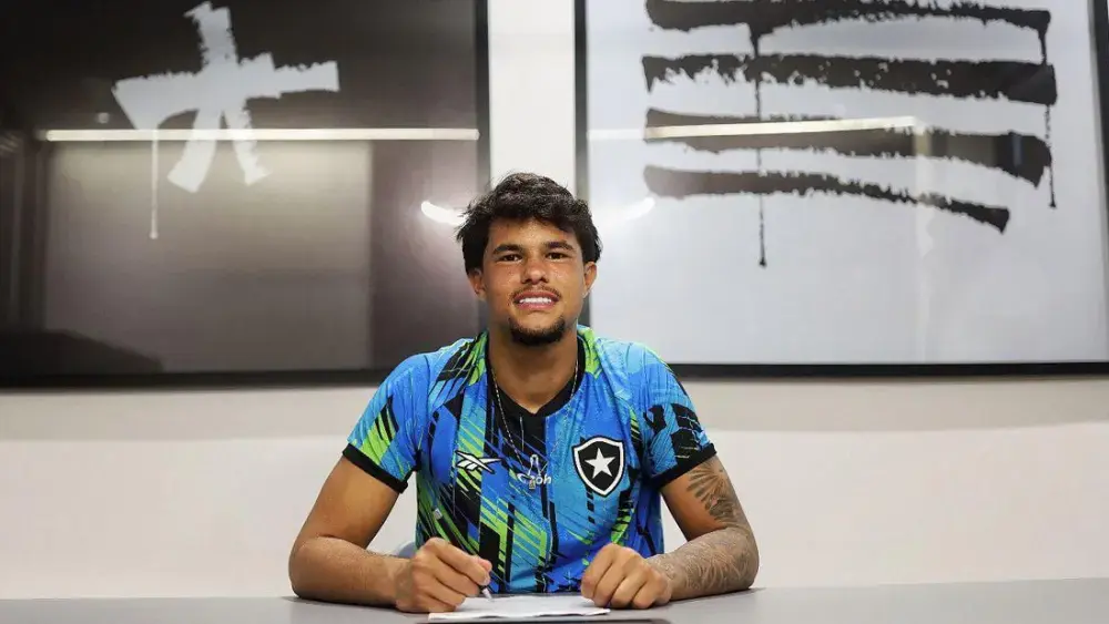 Bruno Samudio assina primeiro contrato profissional com o Botafogo