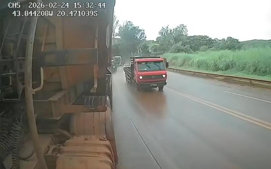 Cabine é arrancada em capotamento cinematográfico após colisão entre carretas em Congonhas, veja o vídeo 