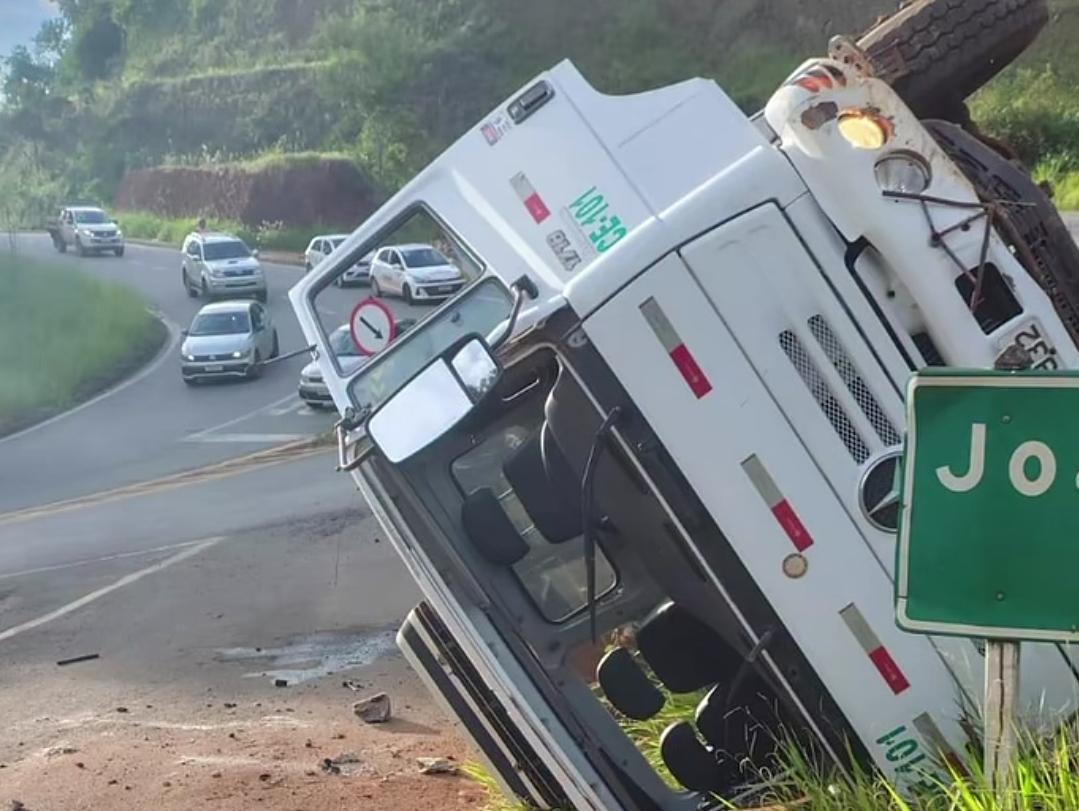 Jovem morre após caminhão-tanque tombar na estrada do Forninho