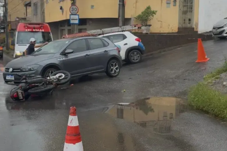 Colisão entre carro e moto mobiliza SAMU e Transita em cruzamento de Itabira