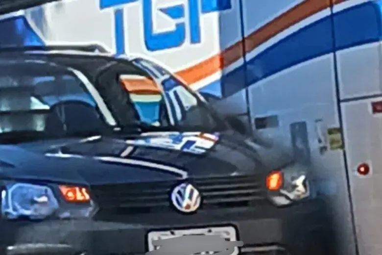 Colisão entre ônibus e Saveiro volta a expor riscos em rotatória de Itabira