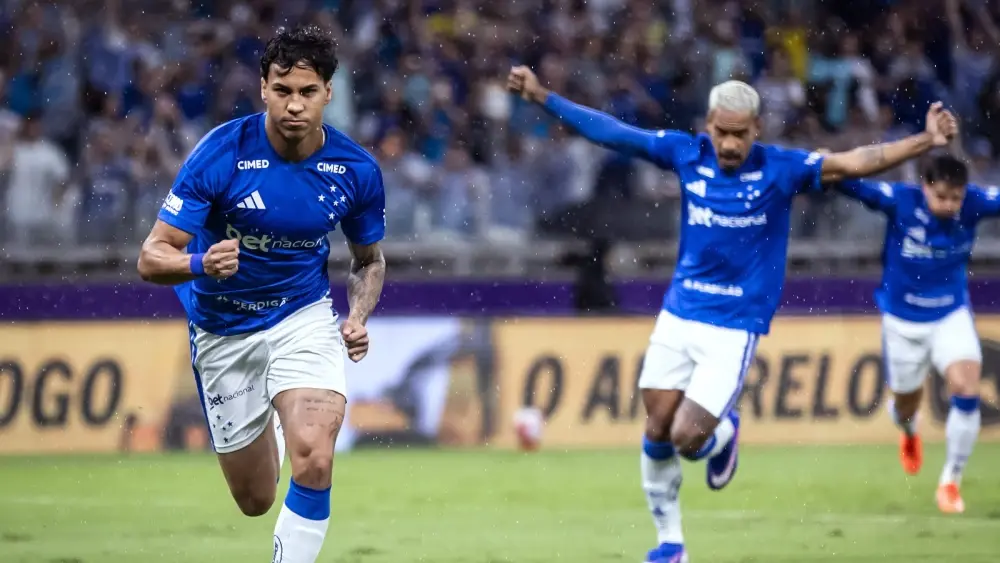 Cruzeiro bate América, alivia pressão e vira líder de grupo no Campeonato Mineiro