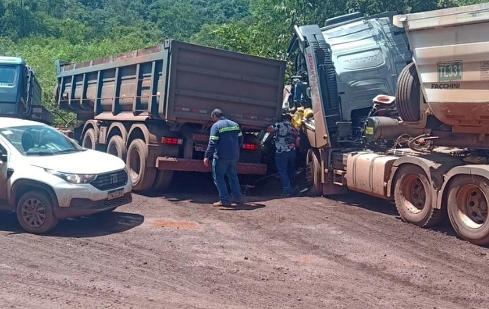 Falha mecânica provoca colisão entre carretas na Mina de Trindade, em Barão de Cocais