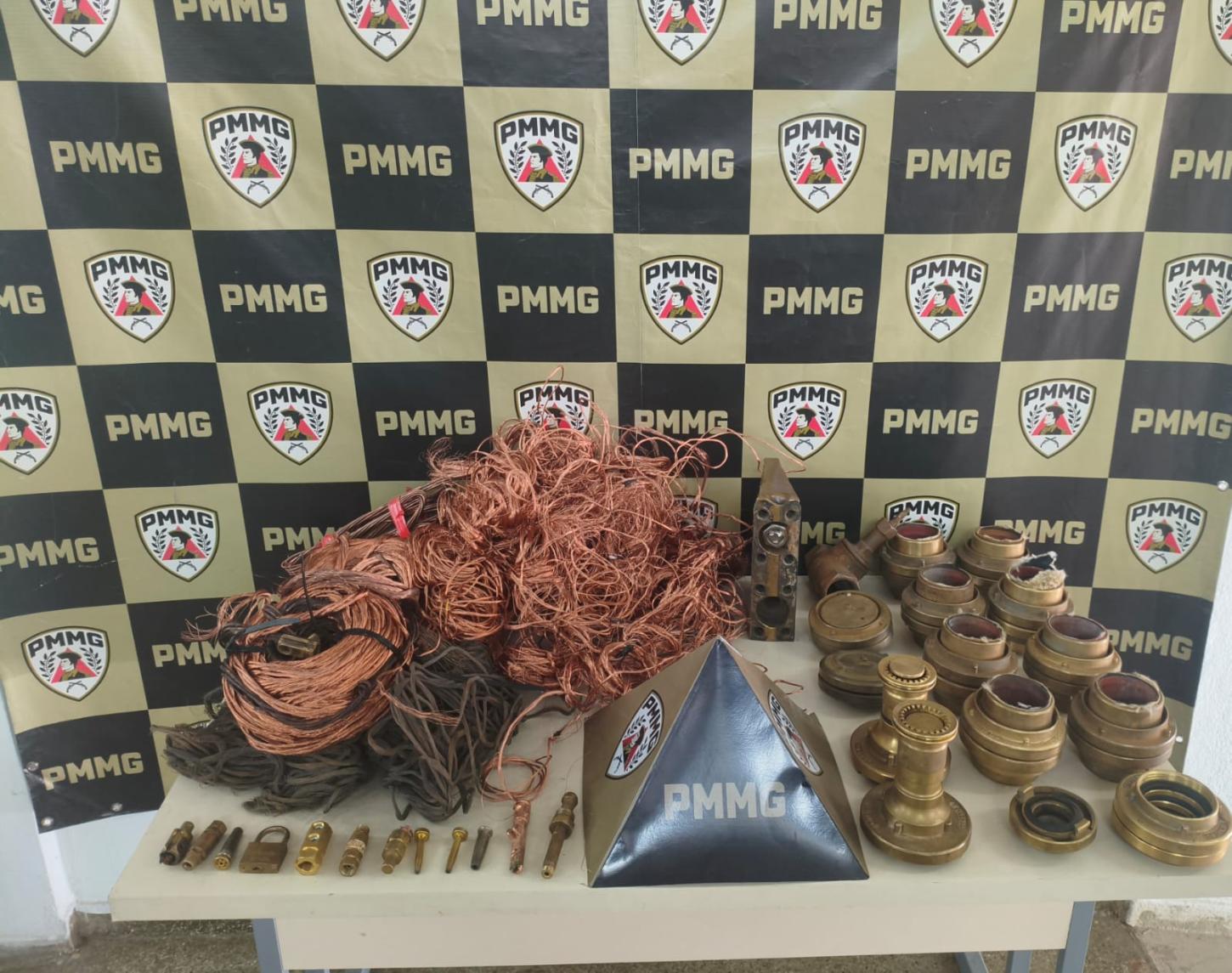 Ferro-velho vira alvo da PM após rastreamento e mulher é presa com grande quantidade de materiais furtados