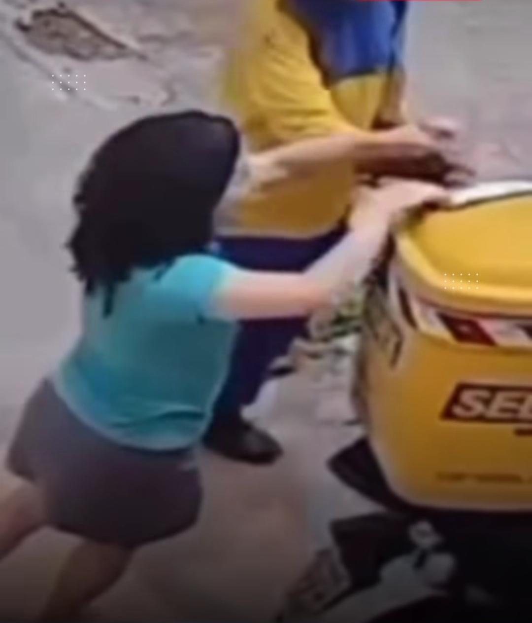 Flagrante de assédio: entregador dos Correios filma por baixo de saia de mulher em Montes Claros. Vejam o vídeo 