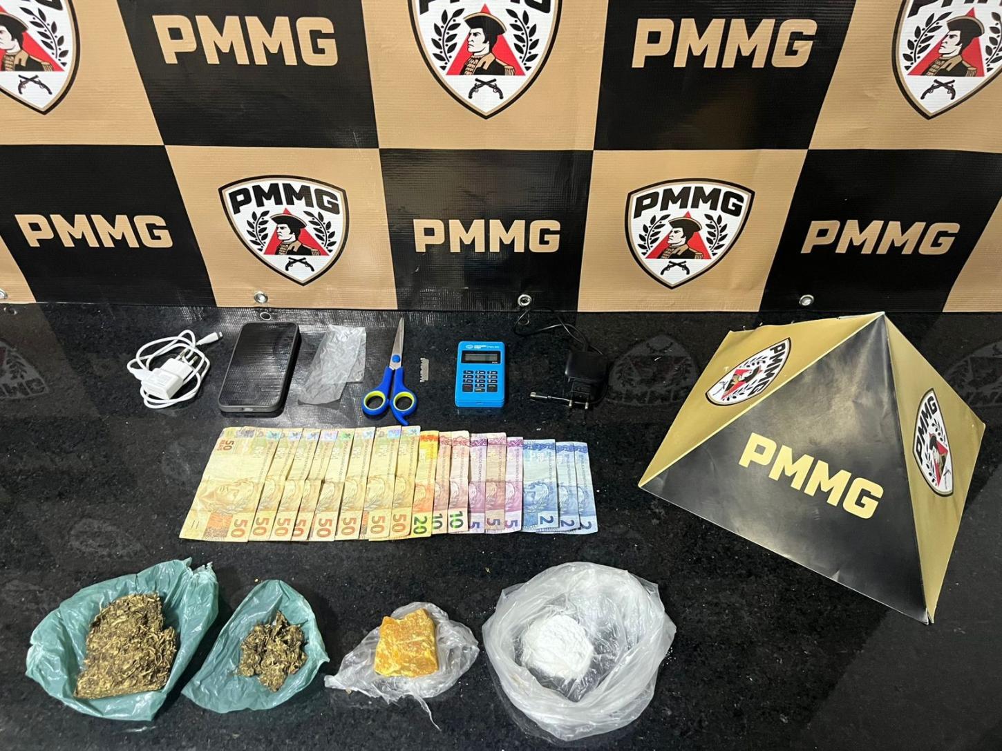 FLAGRANTE NO TRIÂNGULO: Polícia Militar estoura ponto de tráfico e prende jovem com drogas, dinheiro e máquina de cartão em Ponte Nova