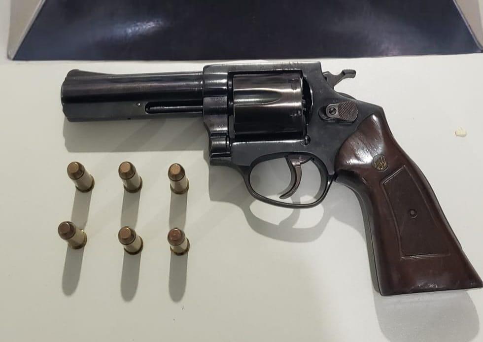 Homem é preso com revólver durante evento no Centro de São Domingos do Prata