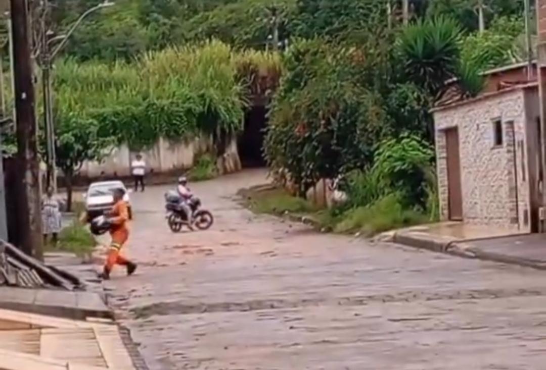 Homem espanca ex-companheira e foge de moto após ataque fúria em Nova Era, veja o vídeo 