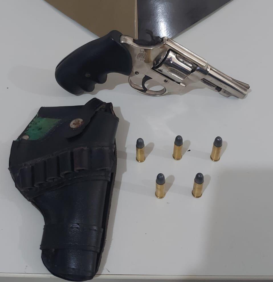 Idoso é preso após entregar arma de fogo à PM em Dionísio