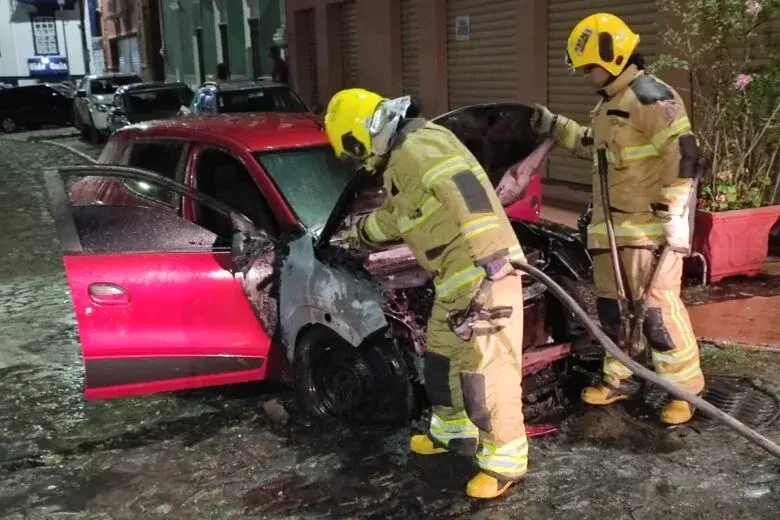 Incêndio atinge veículo no Centro de Itabira e mobiliza Corpo de Bombeiros