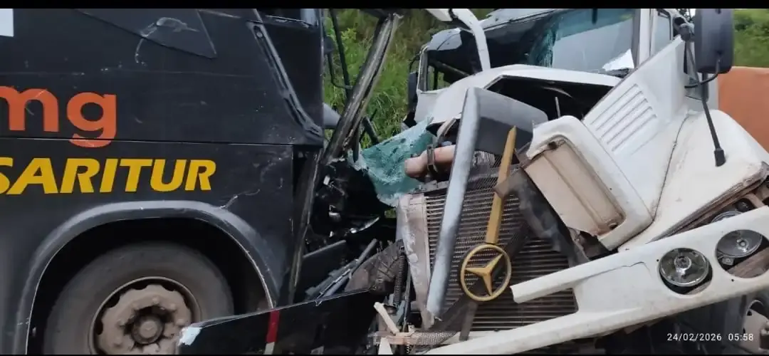 Milagre na MGC-120: Colisão frontal entre ônibus e carreta interdita rodovia, mas não deixa feridos