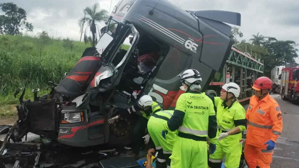 Motorista de carreta passa mal, provoca acidente e fecha a BR-040, em MG
