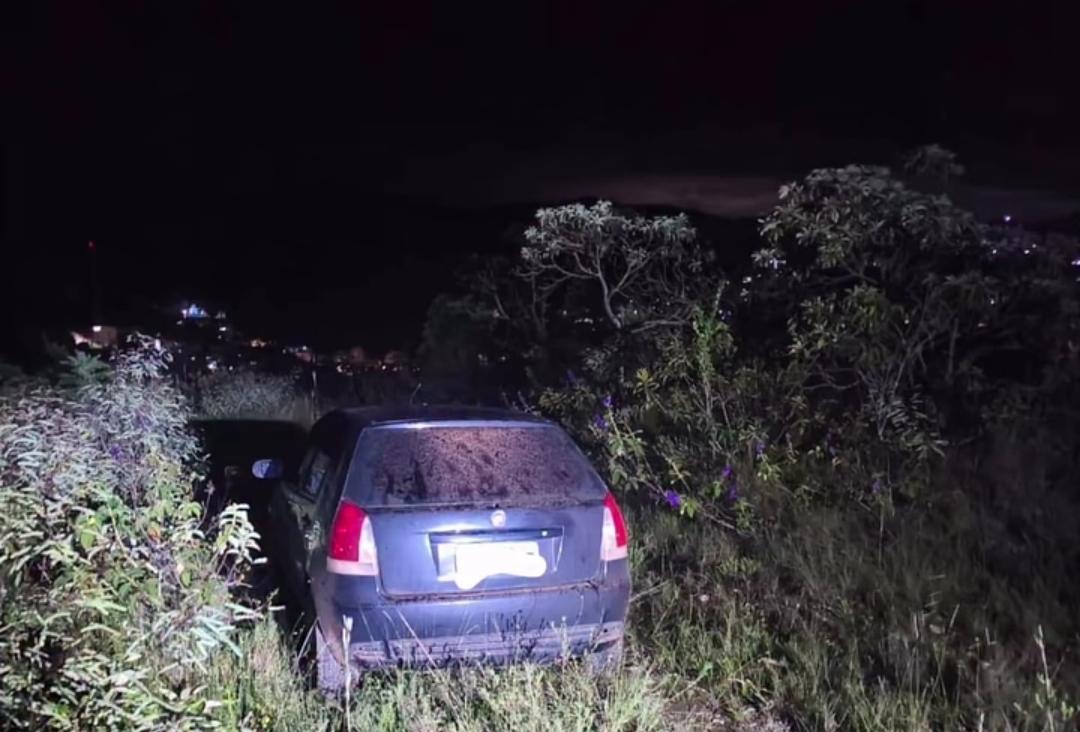 Motorista foge de operação da PM, abandona carro em área de mata e segue foragido em Itambé do Mato Dentro