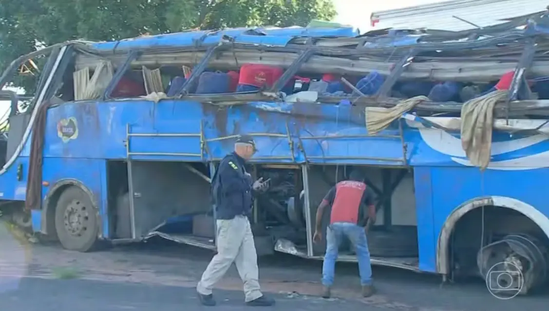 Ônibus com trabalhadores rurais capota em SP, deixando 8 mortos