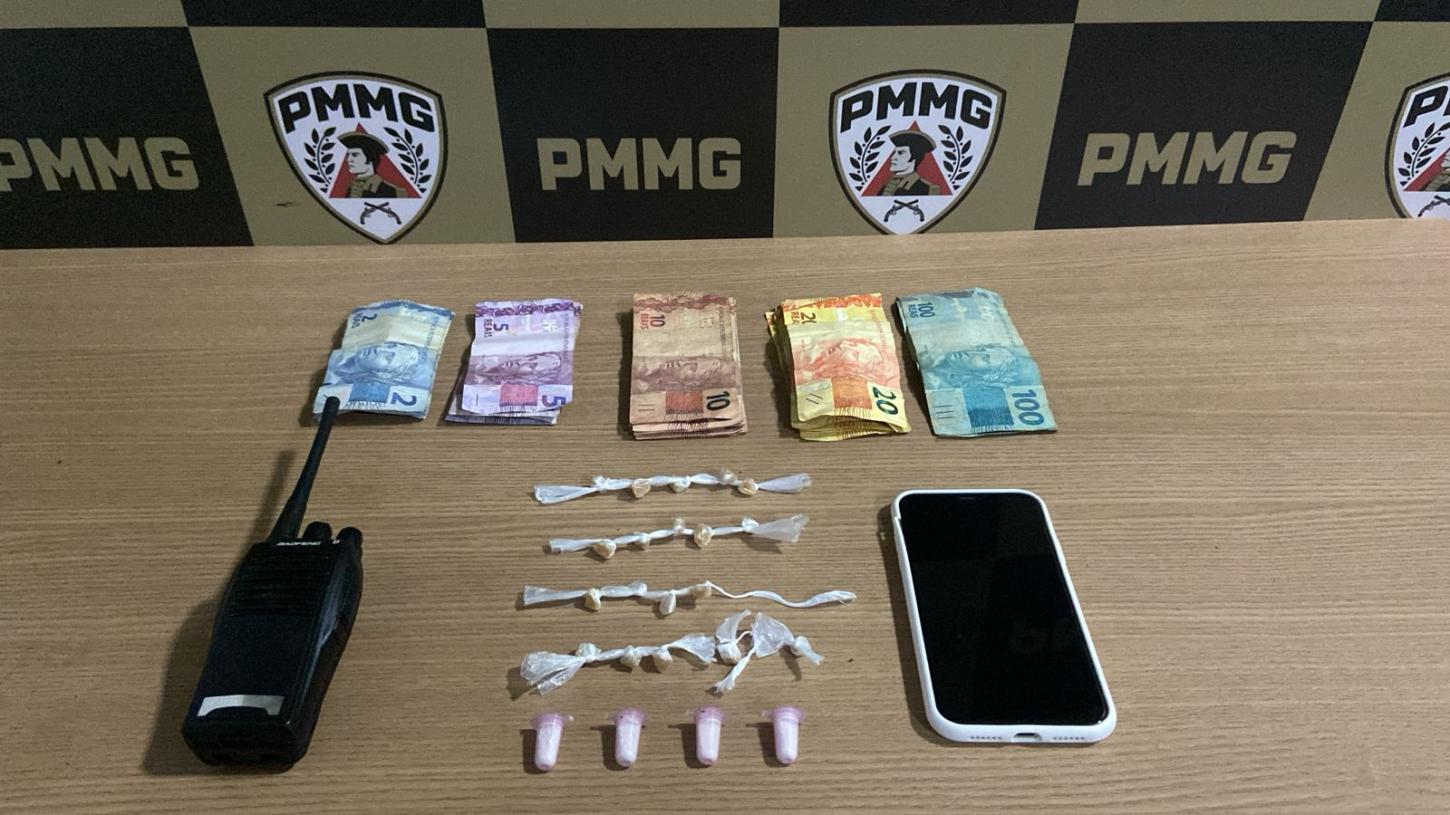 Patrulhamento em ponto sensível de Caratinga termina com apreensão de drogas, dinheiro e adolescente