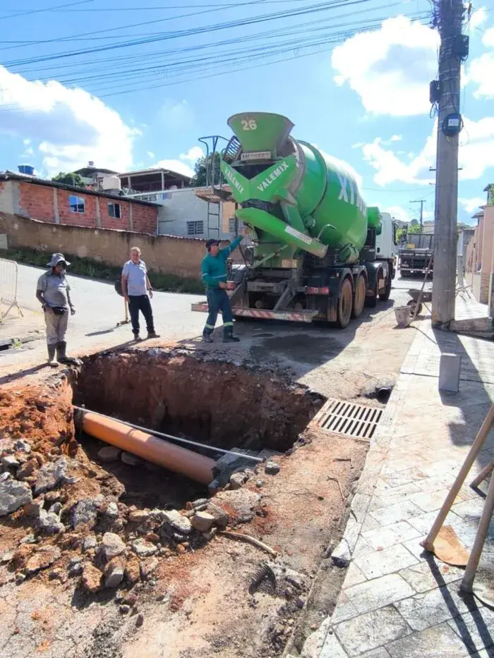 Prefeitura recupera rede pluvial e de esgoto após abatimento de via no bairro Belmonte, em João Monlevade