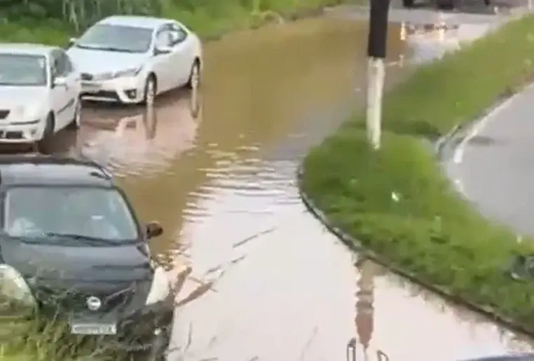 Temporal provoca estragos, rompe rede de drenagem e deixa ruas alagadas em João Monlevade