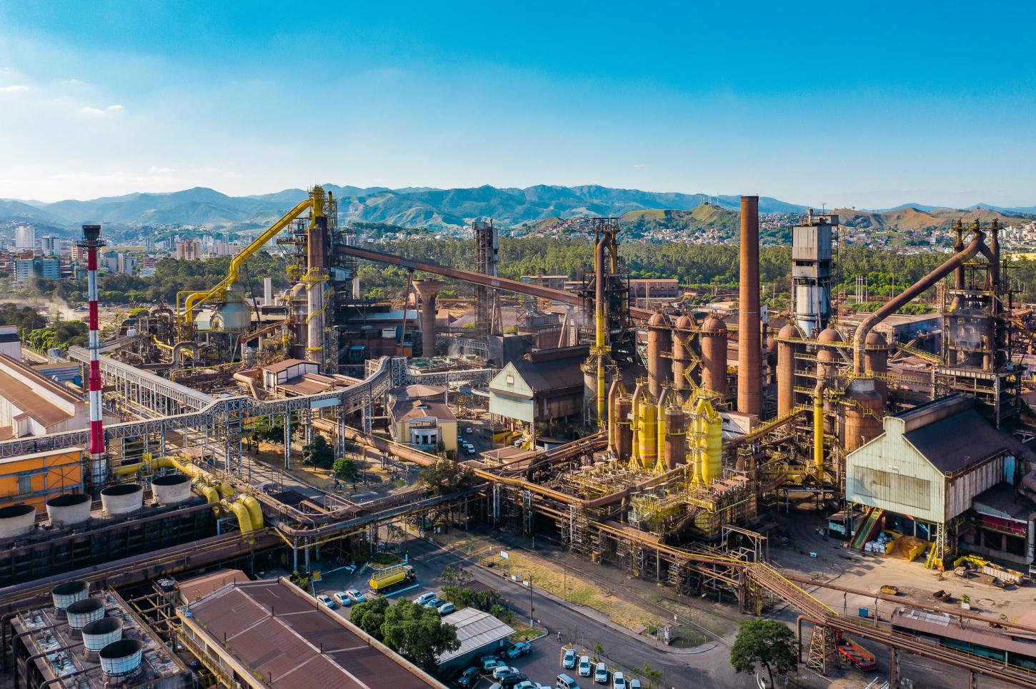 Usiminas: Gigante da indústria abre 100 vagas e movimenta setor metalmecânico