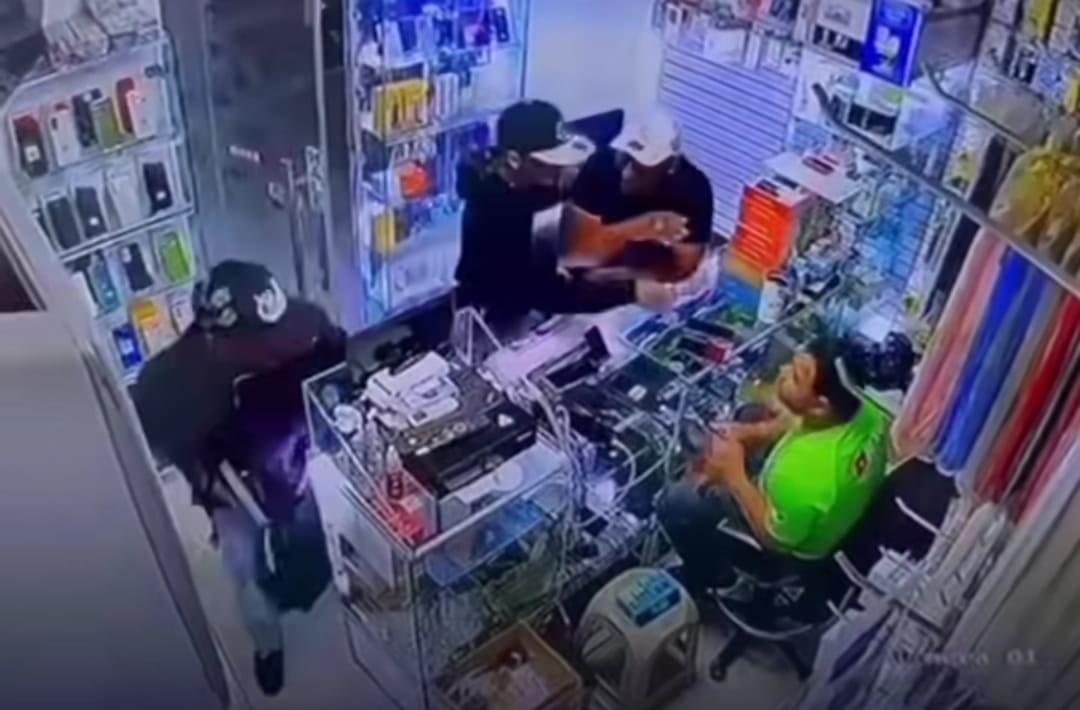 Vídeo-Comerciante reage a assalto e abre fogo contra criminosos