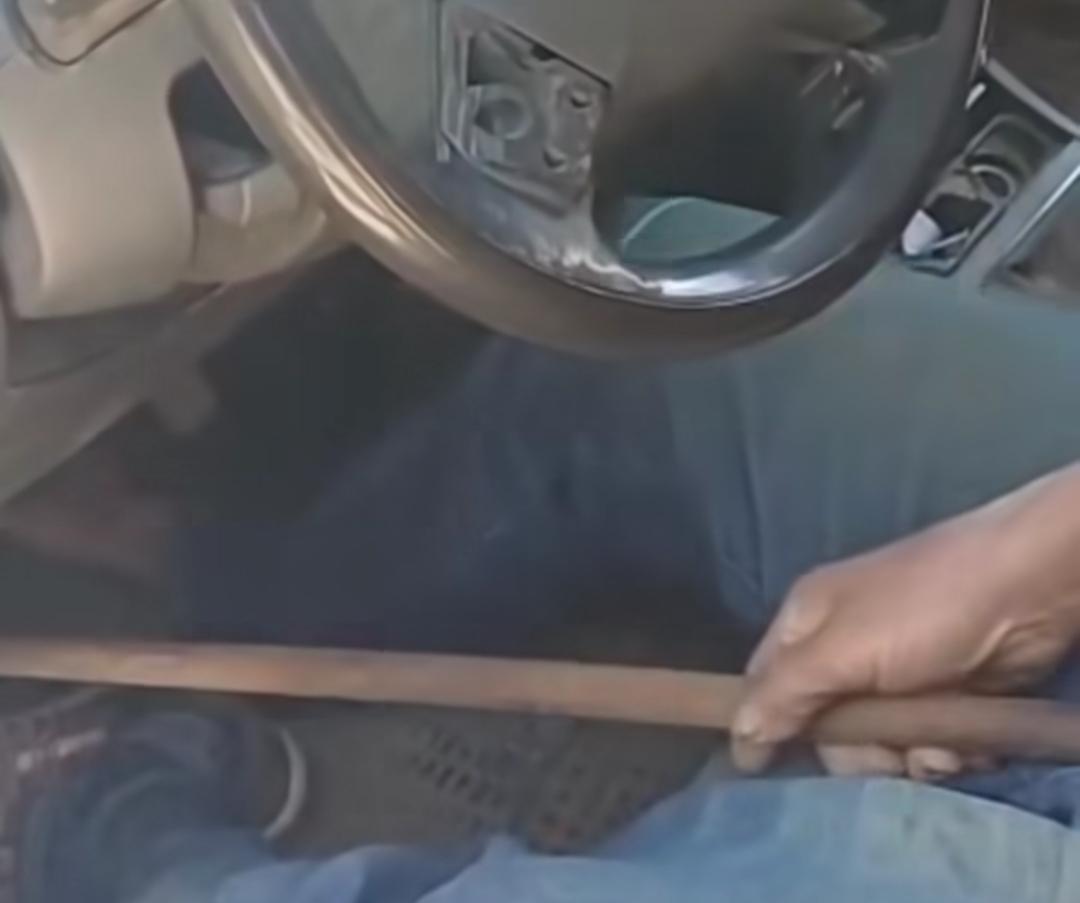 Vídeo: Motorista deficiente físico é preso após dirigir em zigue-zague na BR-262 e usar cabo de vassoura para trocar marcha