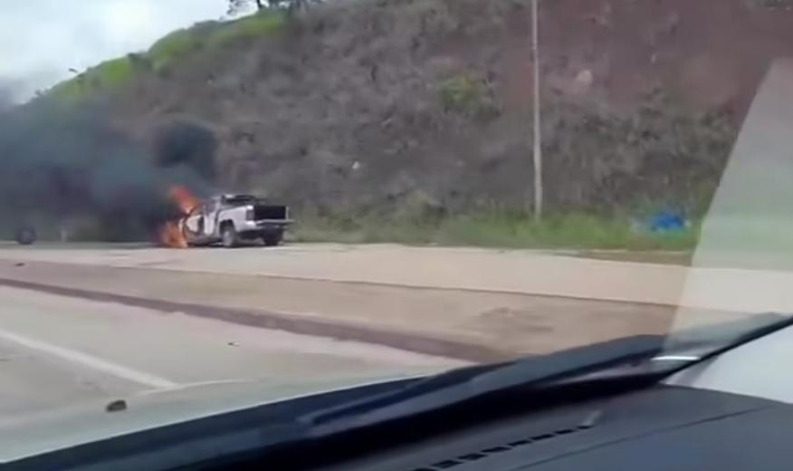 Vídeo- Pane elétrica faz caminhonete ser consumida pelo fogo na MG-129, em Itabira