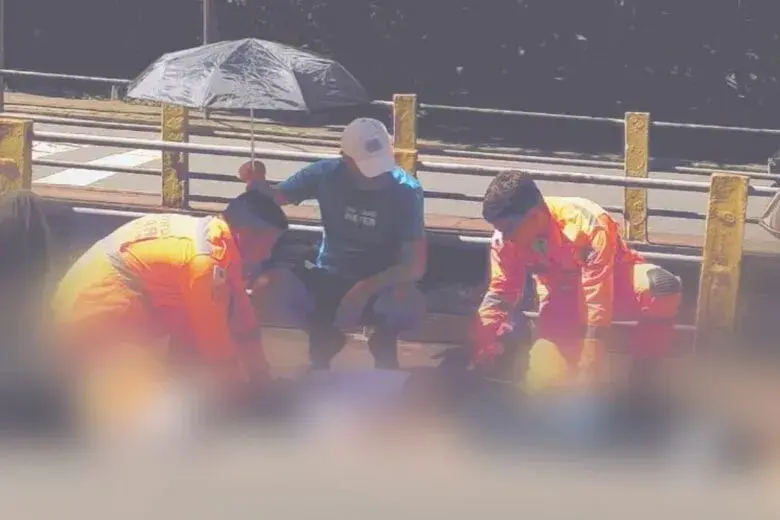 ATROPELAMENTO NA FAIXA de pedestres mobiliza socorro na Avenida Carlos Drummond de Andrade em Itabira 