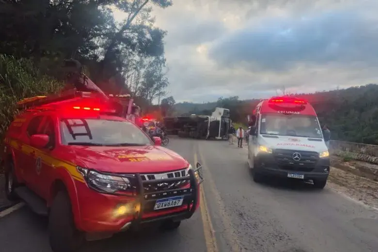CARRETA TOMBA e trava entroncamento das BRs 381 e 262 em João Monlevade