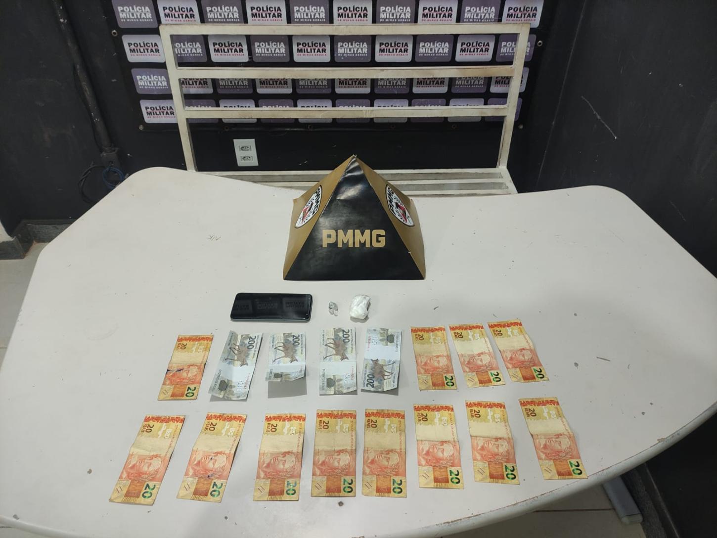 Cerco Fechado no Fênix: PM Surpreende Jovem e Interrompe Comércio de Cocaína em Itabira